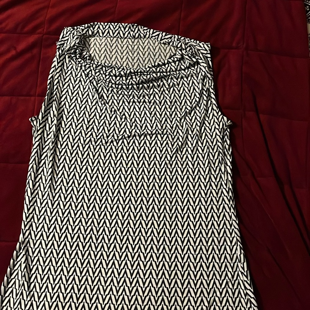 Worthington size medium sleeveless top black and white